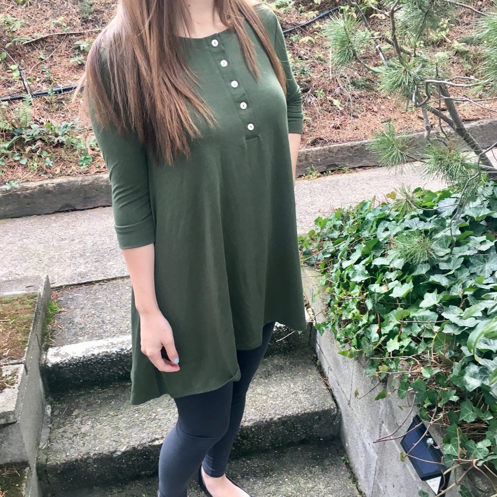 Army green. STRETCHY and SOFT top.
